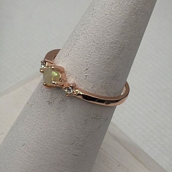 NWOT Size 9 3/4 Faux opal center stone and two flanking zircon stones - Picture 2 of 4